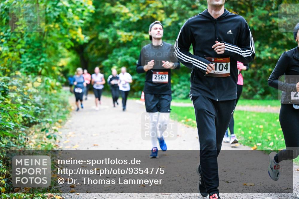 12.10.2025 - Bramfelder Halbmarathon 2025 Dr. Thomas Lammeyer http://msf.ph/oto/9354775 12.10.2025 10:51:22 Laufen 2567, 104, 2 meine-sportfotos.de