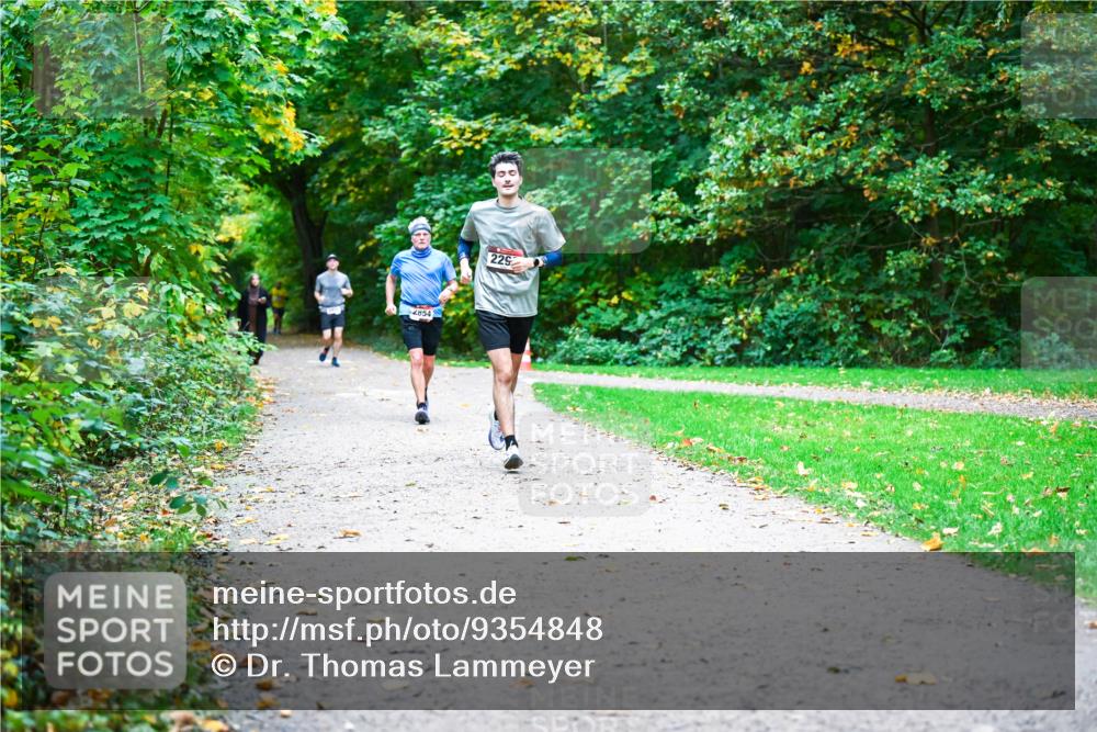 12.10.2025 - Bramfelder Halbmarathon 2025 Dr. Thomas Lammeyer http://msf.ph/oto/9354848 12.10.2025 10:51:35 Laufen 2854, 229 meine-sportfotos.de