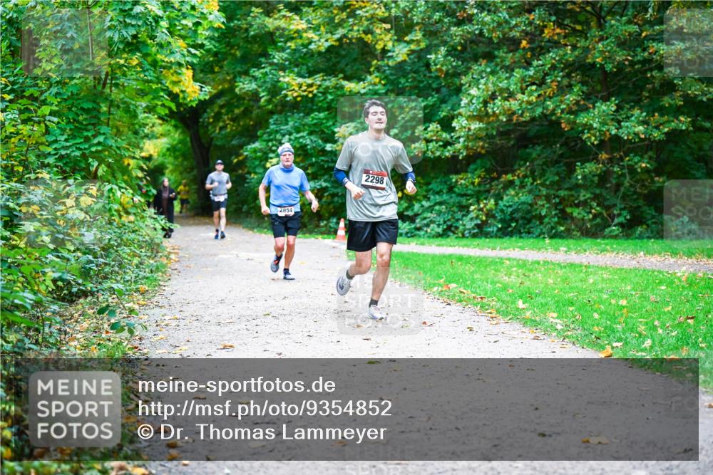12.10.2025 - Bramfelder Halbmarathon 2025 Dr. Thomas Lammeyer http://msf.ph/oto/9354852 12.10.2025 10:51:35 Laufen 2854, 2298 meine-sportfotos.de