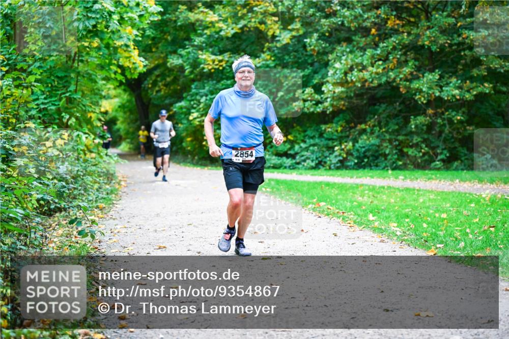 12.10.2025 - Bramfelder Halbmarathon 2025 Dr. Thomas Lammeyer http://msf.ph/oto/9354867 12.10.2025 10:51:39 Laufen 2854, 856 meine-sportfotos.de