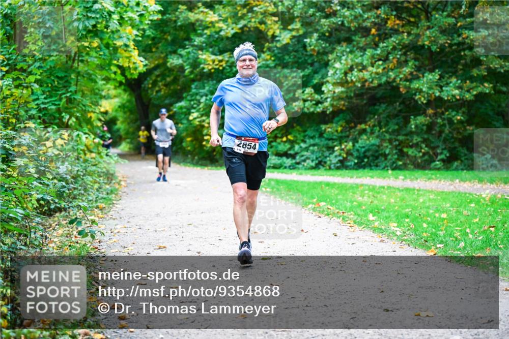 12.10.2025 - Bramfelder Halbmarathon 2025 Dr. Thomas Lammeyer http://msf.ph/oto/9354868 12.10.2025 10:51:39 Laufen 2854, 856 meine-sportfotos.de