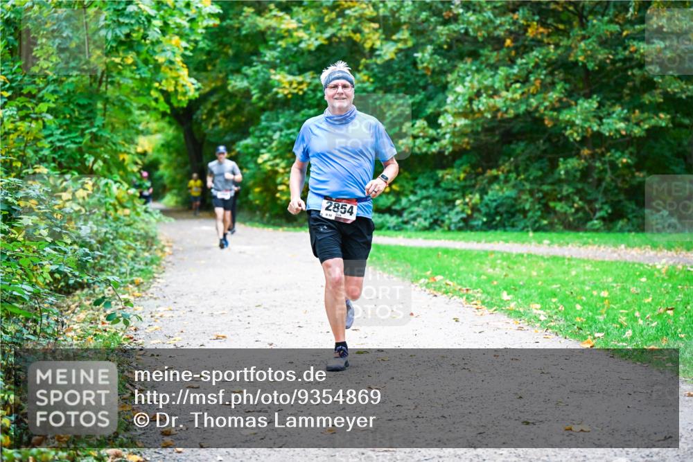 12.10.2025 - Bramfelder Halbmarathon 2025 Dr. Thomas Lammeyer http://msf.ph/oto/9354869 12.10.2025 10:51:39 Laufen 2854, 856 meine-sportfotos.de