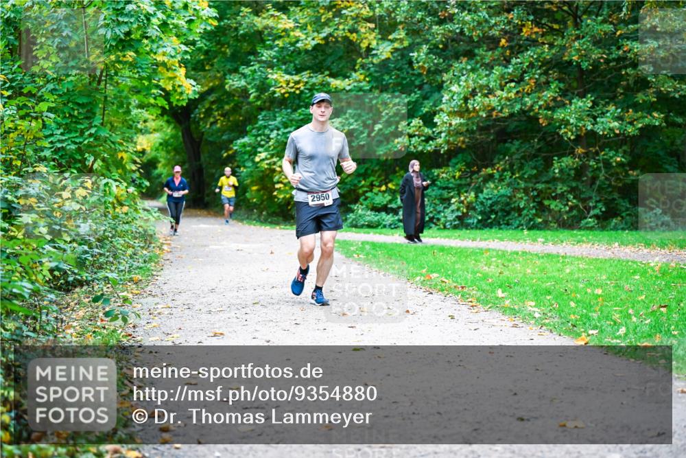 12.10.2025 - Bramfelder Halbmarathon 2025 Dr. Thomas Lammeyer http://msf.ph/oto/9354880 12.10.2025 10:51:44 Laufen 2950 meine-sportfotos.de