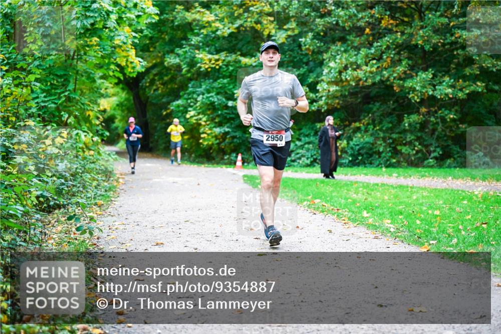 12.10.2025 - Bramfelder Halbmarathon 2025 Dr. Thomas Lammeyer http://msf.ph/oto/9354887 12.10.2025 10:51:45 Laufen 2950 meine-sportfotos.de