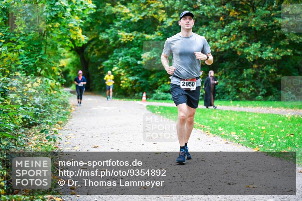 12.10.2025 - Bramfelder Halbmarathon 2025 Dr. Thomas Lammeyer http://msf.ph/oto/9354892 12.10.2025 10:51:45 Laufen 2950 meine-sportfotos.de