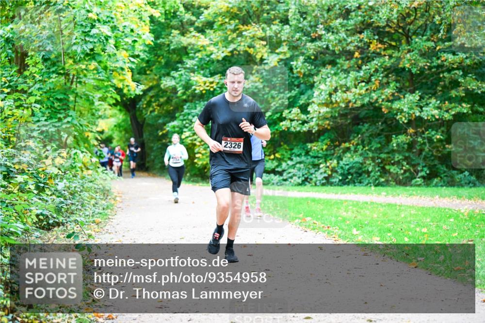 12.10.2025 - Bramfelder Halbmarathon 2025 Dr. Thomas Lammeyer http://msf.ph/oto/9354958 12.10.2025 10:52:10 Laufen 2326 meine-sportfotos.de