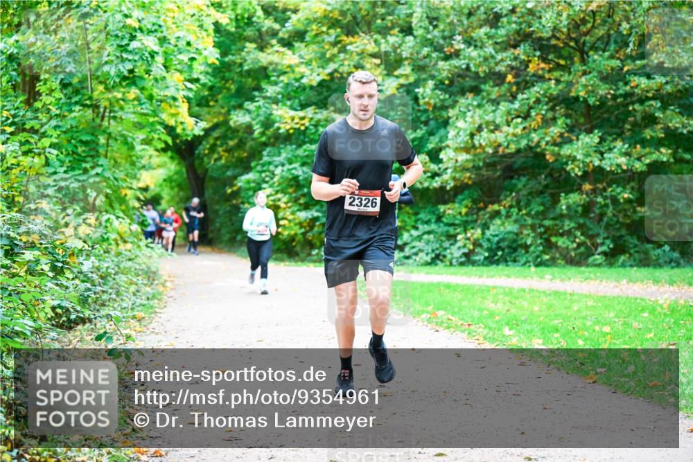 12.10.2025 - Bramfelder Halbmarathon 2025 Dr. Thomas Lammeyer http://msf.ph/oto/9354961 12.10.2025 10:52:10 Laufen 2326 meine-sportfotos.de