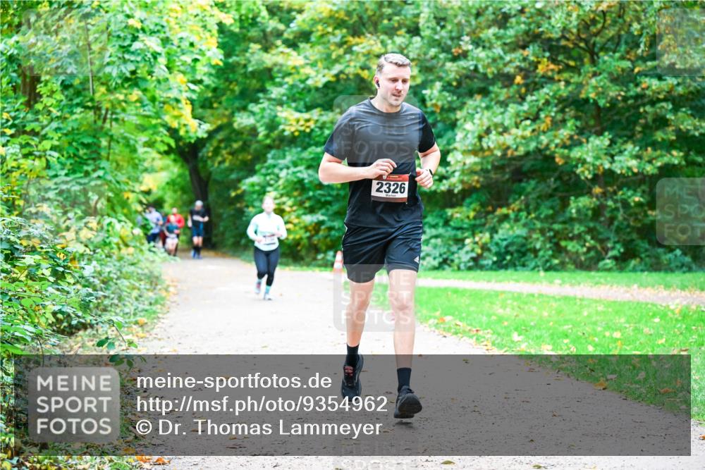 12.10.2025 - Bramfelder Halbmarathon 2025 Dr. Thomas Lammeyer http://msf.ph/oto/9354962 12.10.2025 10:52:10 Laufen 2326 meine-sportfotos.de