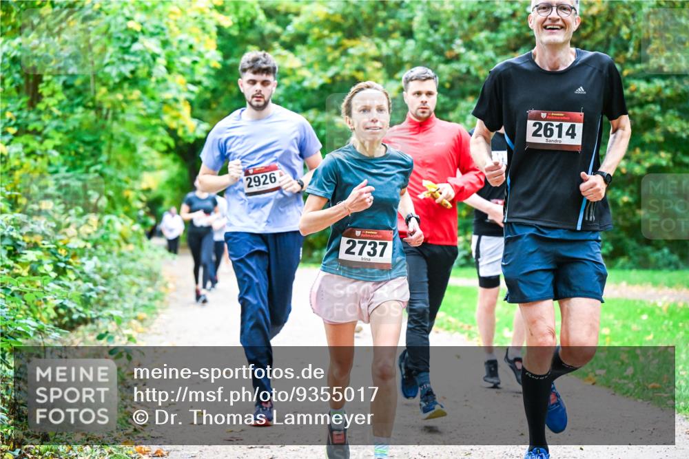 12.10.2025 - Bramfelder Halbmarathon 2025 Dr. Thomas Lammeyer http://msf.ph/oto/9355017 12.10.2025 10:52:24 Laufen 2926, 34, 2737, 2, 2614 meine-sportfotos.de