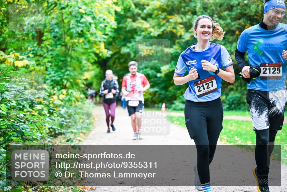 12.10.2025 - Bramfelder Halbmarathon 2025 Dr. Thomas Lammeyer http://msf.ph/oto/9355311 12.10.2025 10:53:20 Laufen 2127, 34, 2125 meine-sportfotos.de