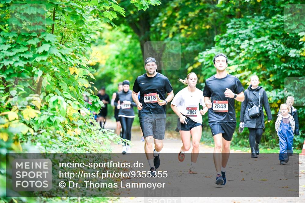 12.10.2025 - Bramfelder Halbmarathon 2025 Dr. Thomas Lammeyer http://msf.ph/oto/9355355 12.10.2025 10:53:32 Laufen 2918, 2869, 2848 meine-sportfotos.de