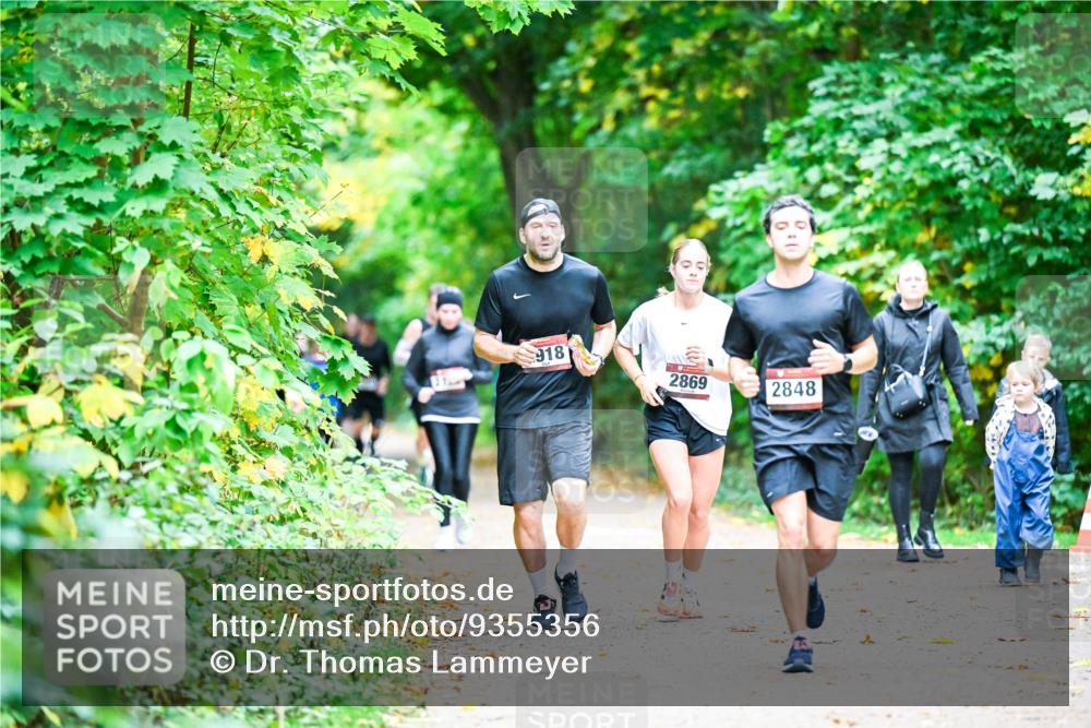 12.10.2025 - Bramfelder Halbmarathon 2025 Dr. Thomas Lammeyer http://msf.ph/oto/9355356 12.10.2025 10:53:32 Laufen 918, 2869, 2848 meine-sportfotos.de