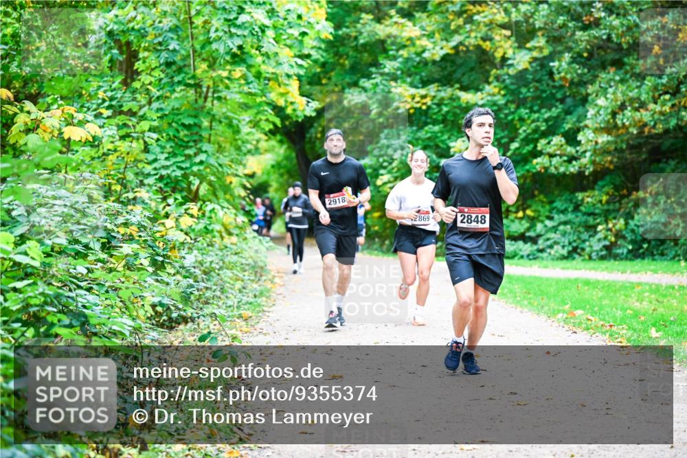12.10.2025 - Bramfelder Halbmarathon 2025 Dr. Thomas Lammeyer http://msf.ph/oto/9355374 12.10.2025 10:53:36 Laufen 2918, 2869, 2848 meine-sportfotos.de