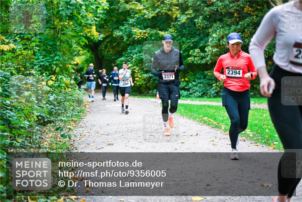 12.10.2025 - Bramfelder Halbmarathon 2025 Dr. Thomas Lammeyer http://msf.ph/oto/9356005 12.10.2025 10:55:31 Laufen 2371, 2818, 2394, 2 meine-sportfotos.de