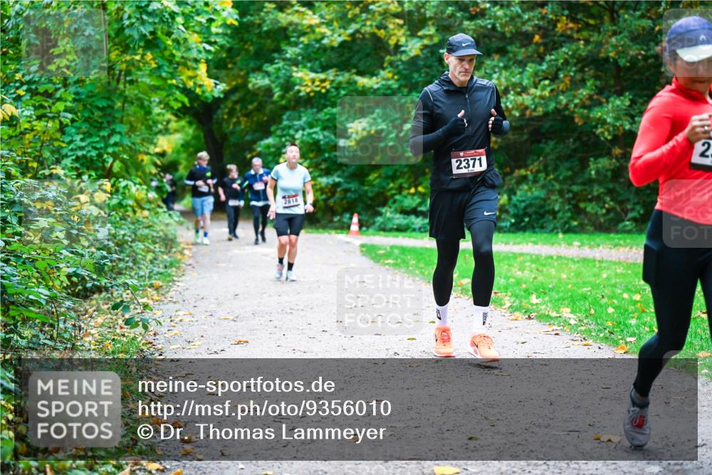 12.10.2025 - Bramfelder Halbmarathon 2025 Dr. Thomas Lammeyer http://msf.ph/oto/9356010 12.10.2025 10:55:32 Laufen 2818, 2371, 2 meine-sportfotos.de