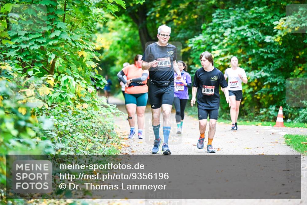 12.10.2025 - Bramfelder Halbmarathon 2025 Dr. Thomas Lammeyer http://msf.ph/oto/9356196 12.10.2025 10:56:17 Laufen 2351, 2333, 2059 meine-sportfotos.de