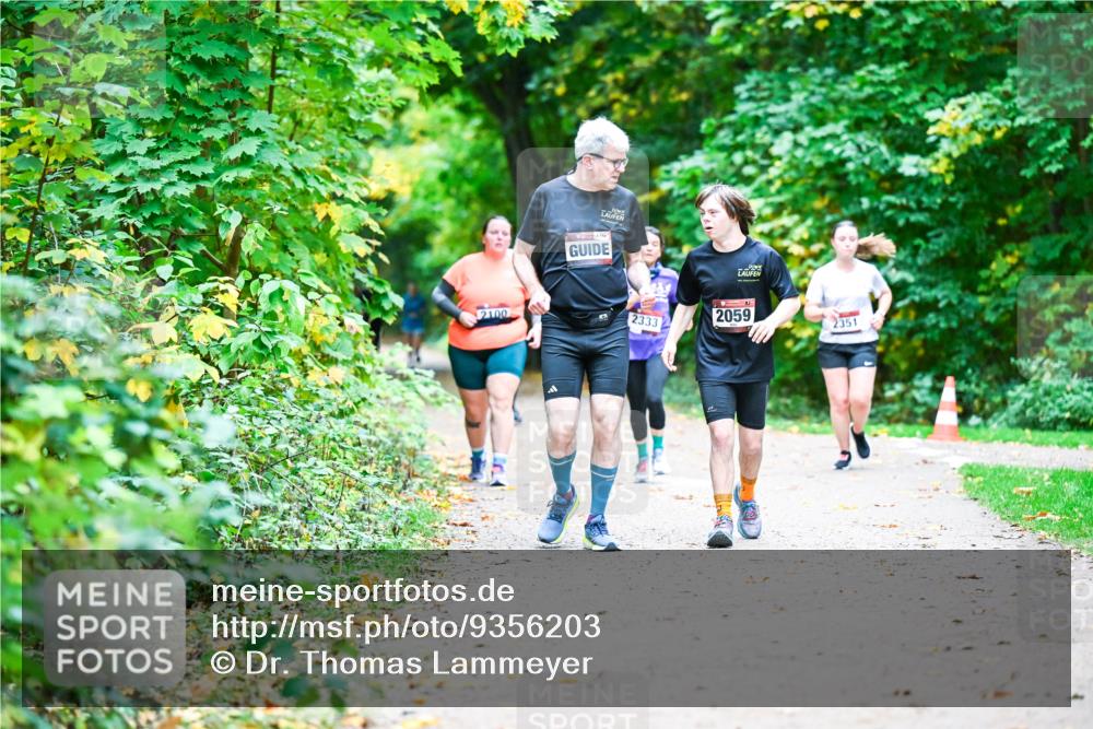 12.10.2025 - Bramfelder Halbmarathon 2025 Dr. Thomas Lammeyer http://msf.ph/oto/9356203 12.10.2025 10:56:18 Laufen 2100, 154, 2333, 2059, 2351 meine-sportfotos.de