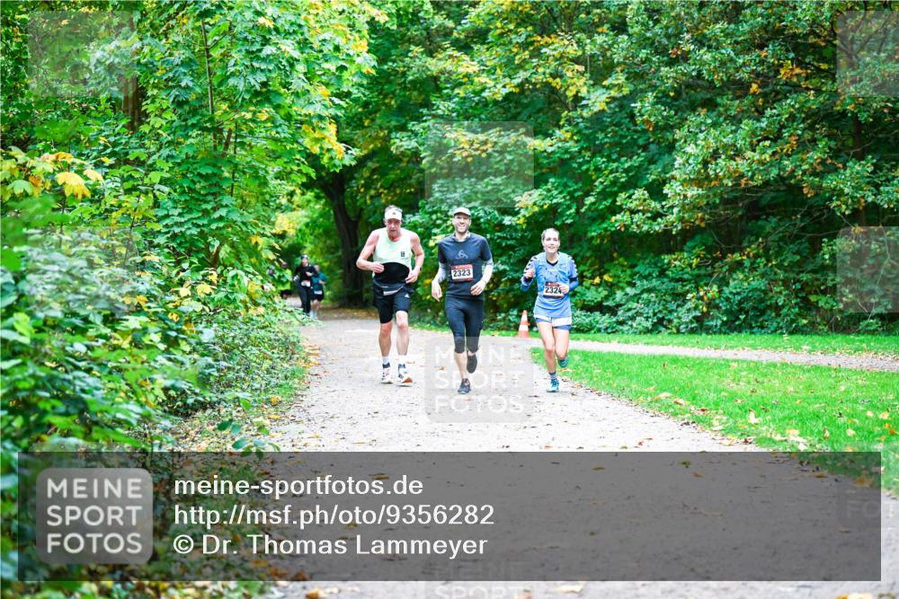 12.10.2025 - Bramfelder Halbmarathon 2025 Dr. Thomas Lammeyer http://msf.ph/oto/9356282 12.10.2025 10:56:36 Laufen 2323, 2324 meine-sportfotos.de