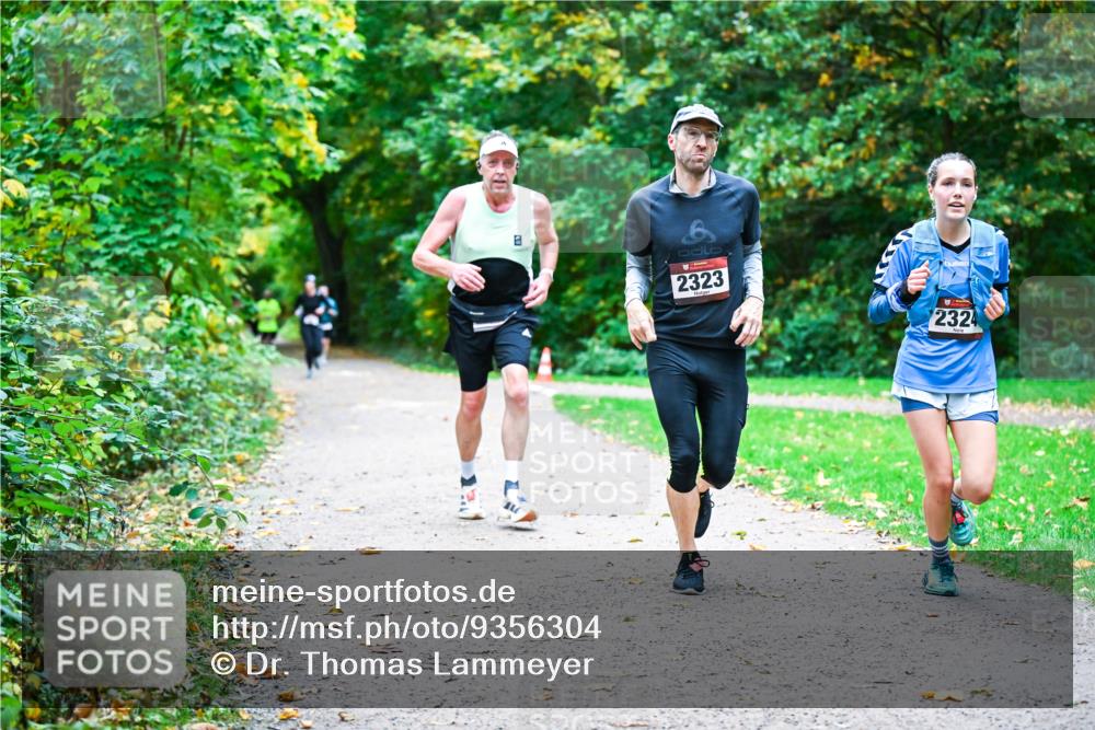 12.10.2025 - Bramfelder Halbmarathon 2025 Dr. Thomas Lammeyer http://msf.ph/oto/9356304 12.10.2025 10:56:39 Laufen 2323, 2324 meine-sportfotos.de