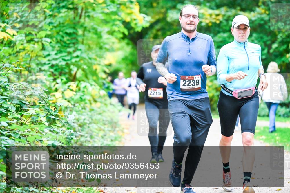12.10.2025 - Bramfelder Halbmarathon 2025 Dr. Thomas Lammeyer http://msf.ph/oto/9356453 12.10.2025 10:57:21 Laufen 2215, 120, 2239 meine-sportfotos.de