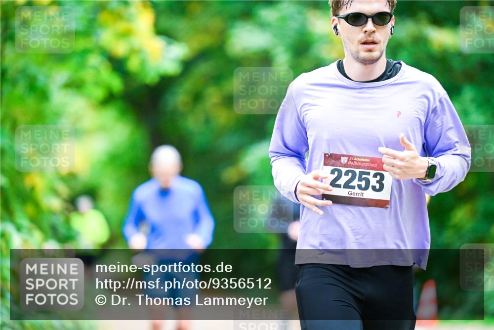 12.10.2025 - Bramfelder Halbmarathon 2025 Dr. Thomas Lammeyer http://msf.ph/oto/9356512 12.10.2025 10:57:34 Laufen 34, 2253 meine-sportfotos.de