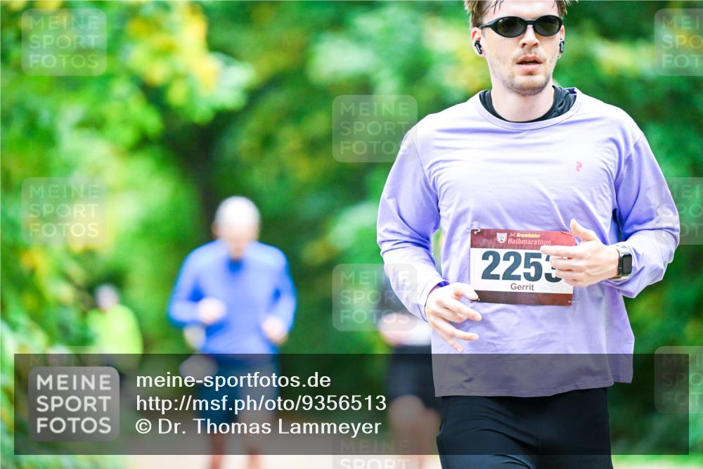 12.10.2025 - Bramfelder Halbmarathon 2025 Dr. Thomas Lammeyer http://msf.ph/oto/9356513 12.10.2025 10:57:34 Laufen 34, 2253 meine-sportfotos.de