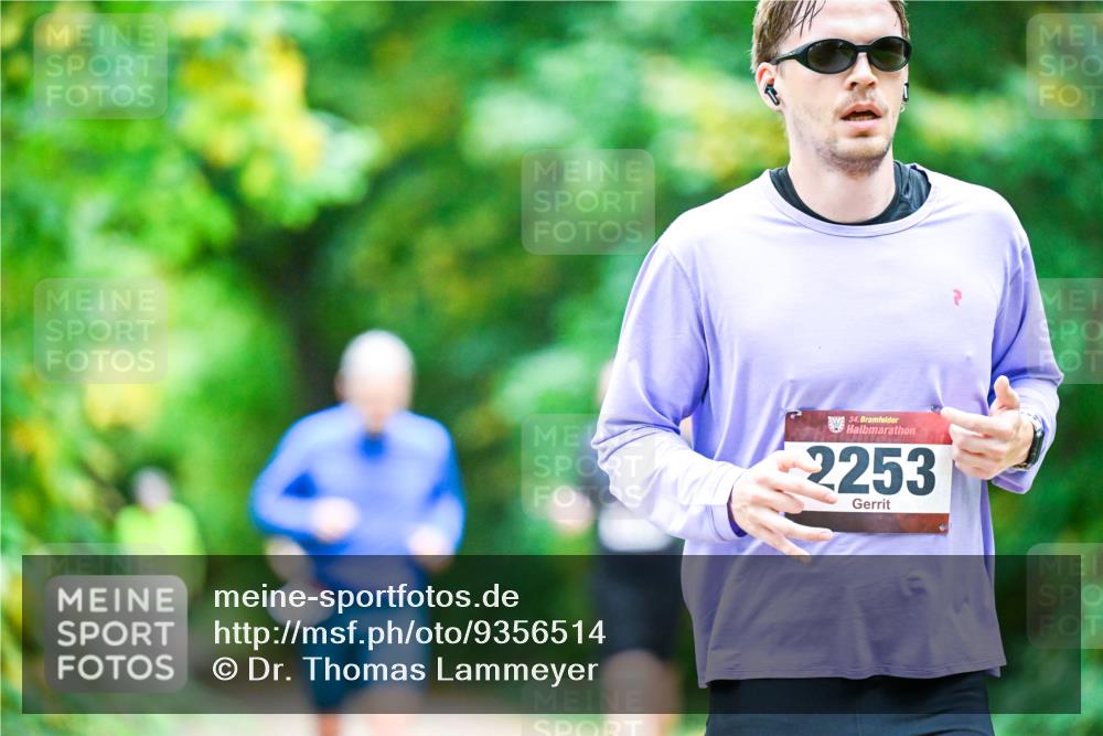 12.10.2025 - Bramfelder Halbmarathon 2025 Dr. Thomas Lammeyer http://msf.ph/oto/9356514 12.10.2025 10:57:34 Laufen 34, 2253 meine-sportfotos.de