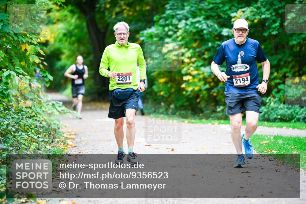 12.10.2025 - Bramfelder Halbmarathon 2025 Dr. Thomas Lammeyer http://msf.ph/oto/9356523 12.10.2025 10:57:43 Laufen 2201, 2194, 124 meine-sportfotos.de
