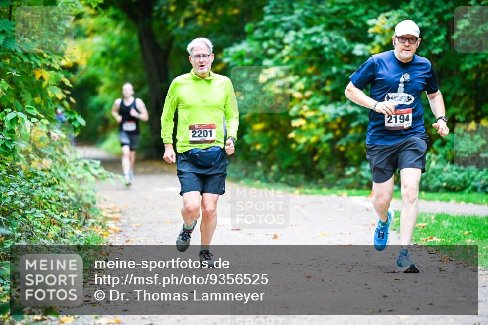 12.10.2025 - Bramfelder Halbmarathon 2025 Dr. Thomas Lammeyer http://msf.ph/oto/9356525 12.10.2025 10:57:43 Laufen 2201, 2194, 124 meine-sportfotos.de