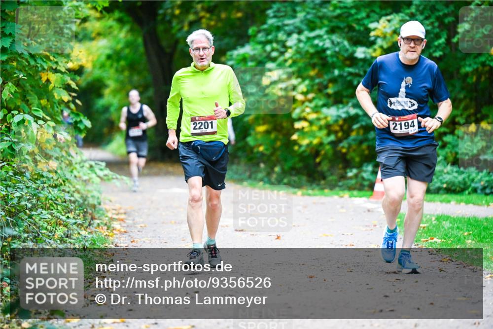 12.10.2025 - Bramfelder Halbmarathon 2025 Dr. Thomas Lammeyer http://msf.ph/oto/9356526 12.10.2025 10:57:43 Laufen 2201, 2194 meine-sportfotos.de