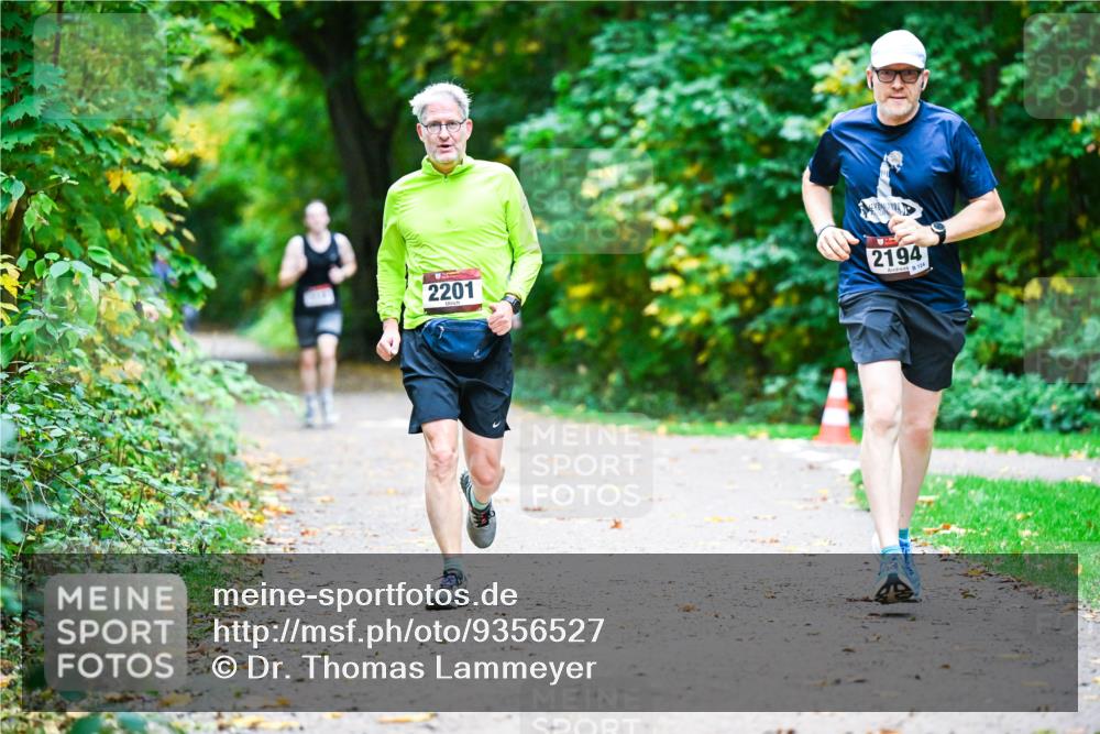 12.10.2025 - Bramfelder Halbmarathon 2025 Dr. Thomas Lammeyer http://msf.ph/oto/9356527 12.10.2025 10:57:44 Laufen 2201, 2194, 124 meine-sportfotos.de