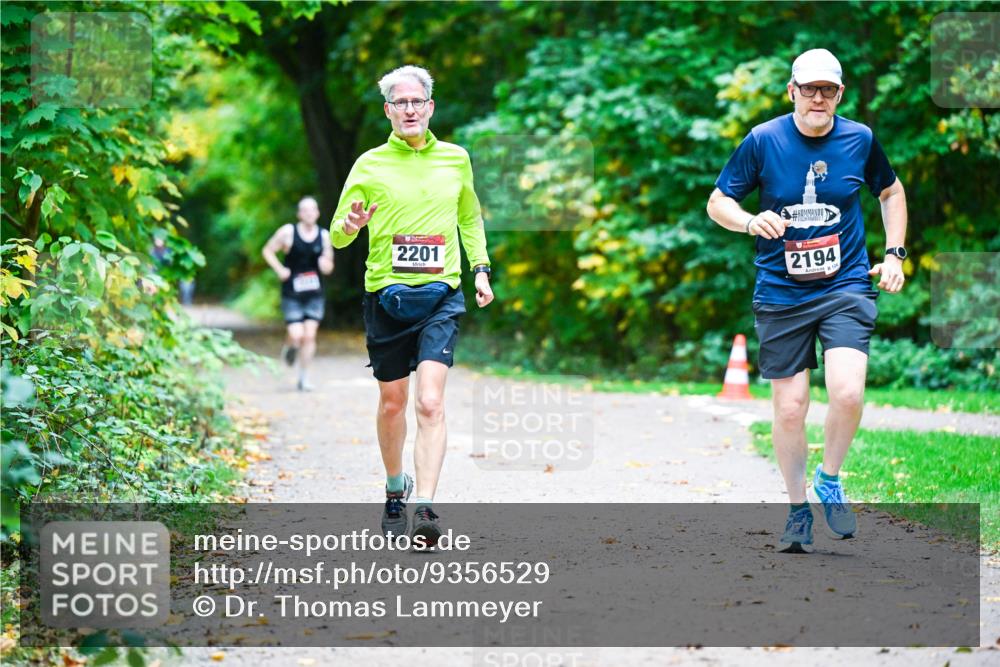 12.10.2025 - Bramfelder Halbmarathon 2025 Dr. Thomas Lammeyer http://msf.ph/oto/9356529 12.10.2025 10:57:44 Laufen 2201, 2194 meine-sportfotos.de
