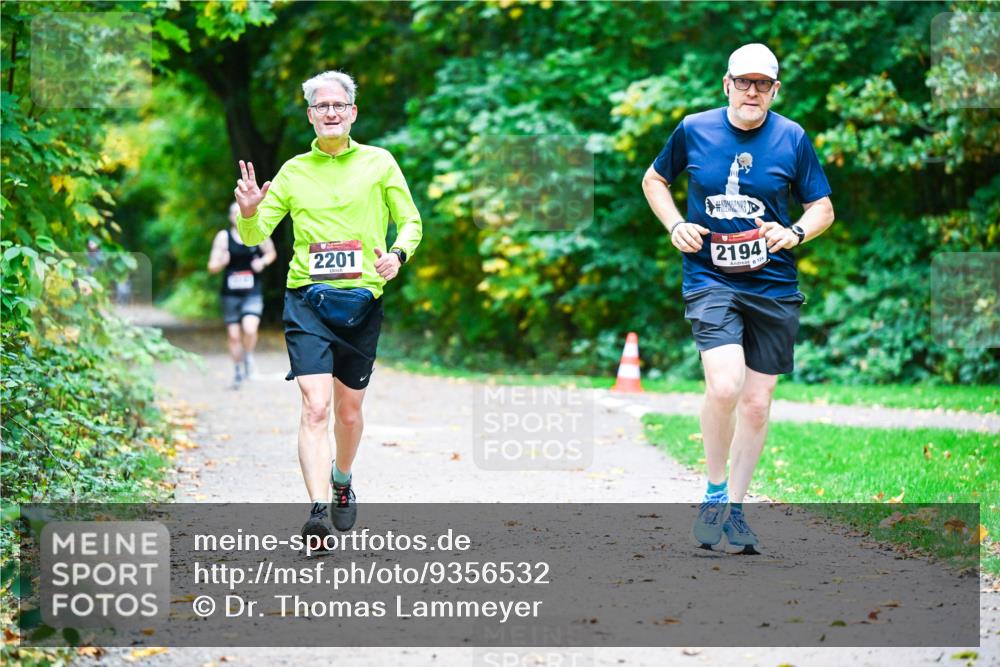 12.10.2025 - Bramfelder Halbmarathon 2025 Dr. Thomas Lammeyer http://msf.ph/oto/9356532 12.10.2025 10:57:44 Laufen 2201, 2194, 124 meine-sportfotos.de