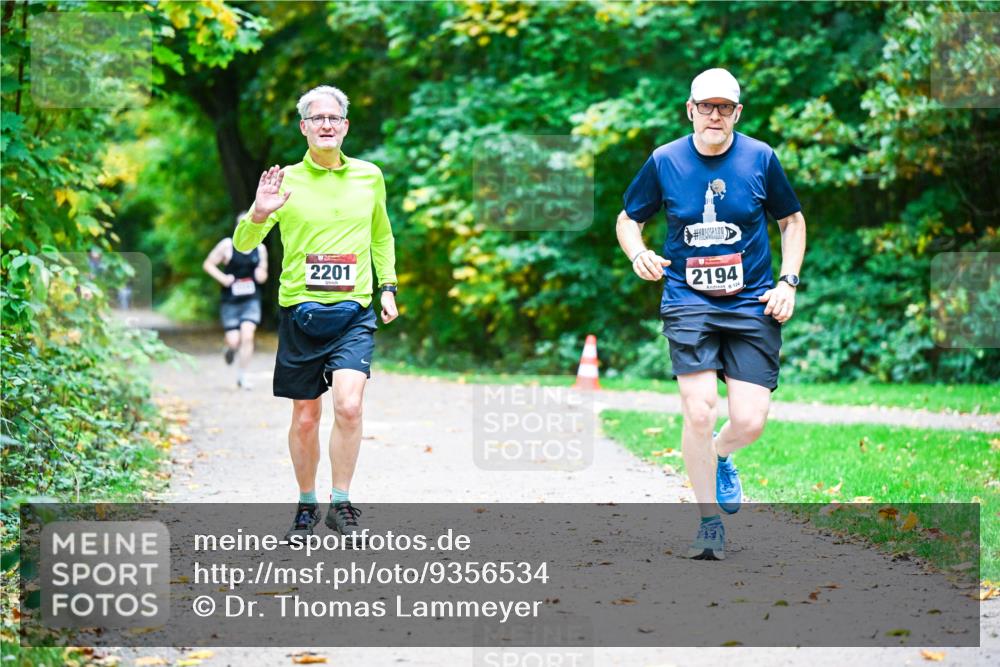 12.10.2025 - Bramfelder Halbmarathon 2025 Dr. Thomas Lammeyer http://msf.ph/oto/9356534 12.10.2025 10:57:44 Laufen 2201, 2194 meine-sportfotos.de
