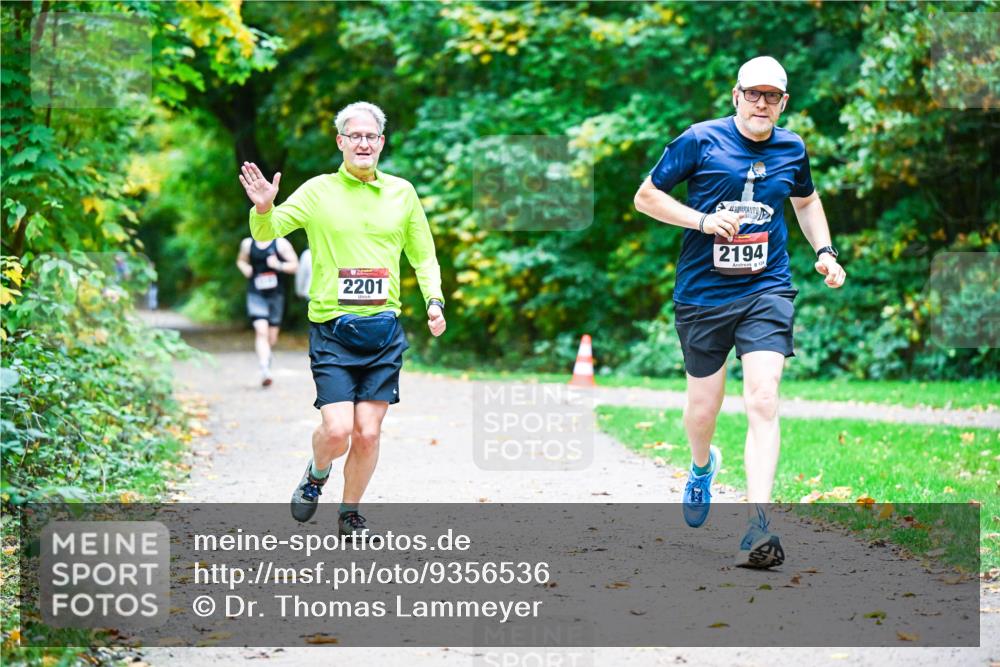 12.10.2025 - Bramfelder Halbmarathon 2025 Dr. Thomas Lammeyer http://msf.ph/oto/9356536 12.10.2025 10:57:45 Laufen 2201, 2194, 12 meine-sportfotos.de