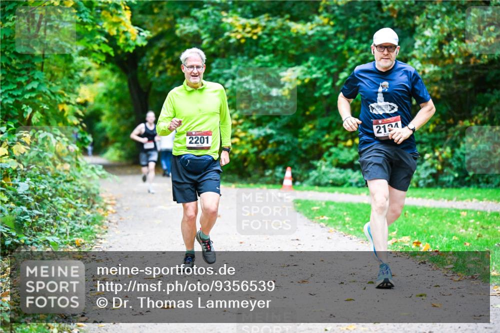 12.10.2025 - Bramfelder Halbmarathon 2025 Dr. Thomas Lammeyer http://msf.ph/oto/9356539 12.10.2025 10:57:45 Laufen 2201, 2194 meine-sportfotos.de