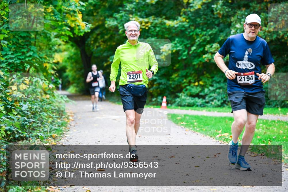 12.10.2025 - Bramfelder Halbmarathon 2025 Dr. Thomas Lammeyer http://msf.ph/oto/9356543 12.10.2025 10:57:46 Laufen 2201, 2194, 124 meine-sportfotos.de