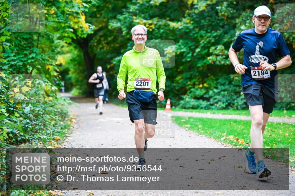 12.10.2025 - Bramfelder Halbmarathon 2025 Dr. Thomas Lammeyer http://msf.ph/oto/9356544 12.10.2025 10:57:46 Laufen 2201, 2194, 124 meine-sportfotos.de