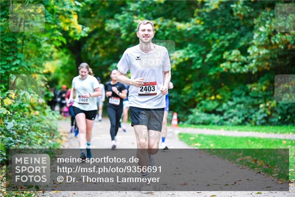 12.10.2025 - Bramfelder Halbmarathon 2025 Dr. Thomas Lammeyer http://msf.ph/oto/9356691 12.10.2025 10:58:30 Laufen 2401, 2541, 2403 meine-sportfotos.de