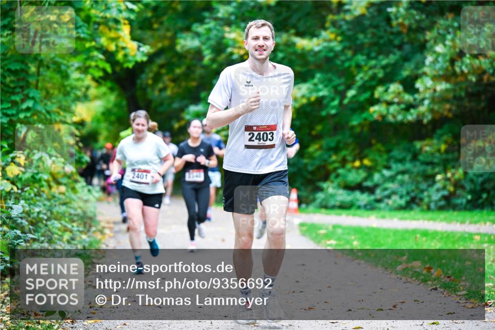 12.10.2025 - Bramfelder Halbmarathon 2025 Dr. Thomas Lammeyer http://msf.ph/oto/9356692 12.10.2025 10:58:30 Laufen 2401, 2403 meine-sportfotos.de