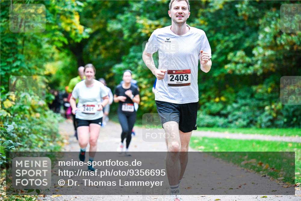 12.10.2025 - Bramfelder Halbmarathon 2025 Dr. Thomas Lammeyer http://msf.ph/oto/9356695 12.10.2025 10:58:30 Laufen 2401, 2403 meine-sportfotos.de