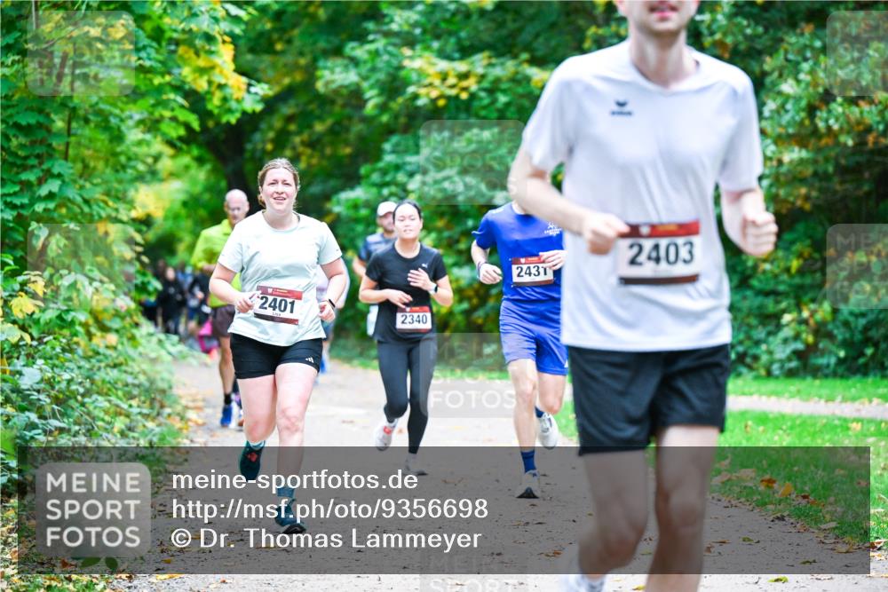 12.10.2025 - Bramfelder Halbmarathon 2025 Dr. Thomas Lammeyer http://msf.ph/oto/9356698 12.10.2025 10:58:31 Laufen 2401, 2340, 2403, 2431 meine-sportfotos.de