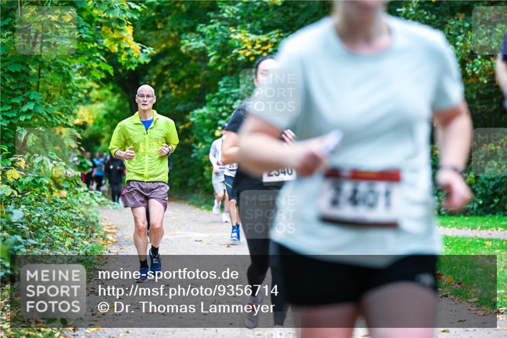 12.10.2025 - Bramfelder Halbmarathon 2025 Dr. Thomas Lammeyer http://msf.ph/oto/9356714 12.10.2025 10:58:34 Laufen 253, 2340, 2401 meine-sportfotos.de