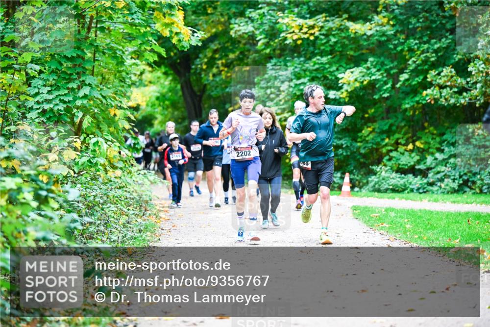 12.10.2025 - Bramfelder Halbmarathon 2025 Dr. Thomas Lammeyer http://msf.ph/oto/9356767 12.10.2025 10:58:44 Laufen 2169, 90, 2202, 088 meine-sportfotos.de