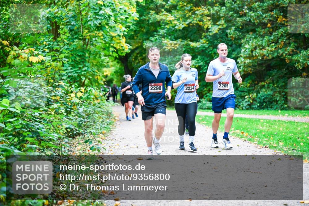 12.10.2025 - Bramfelder Halbmarathon 2025 Dr. Thomas Lammeyer http://msf.ph/oto/9356800 12.10.2025 10:58:50 Laufen 2290, 2234, 2205 meine-sportfotos.de