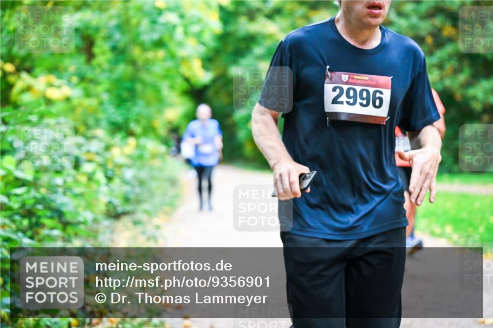 12.10.2025 - Bramfelder Halbmarathon 2025 Dr. Thomas Lammeyer http://msf.ph/oto/9356901 12.10.2025 10:59:08 Laufen 34, 2996 meine-sportfotos.de