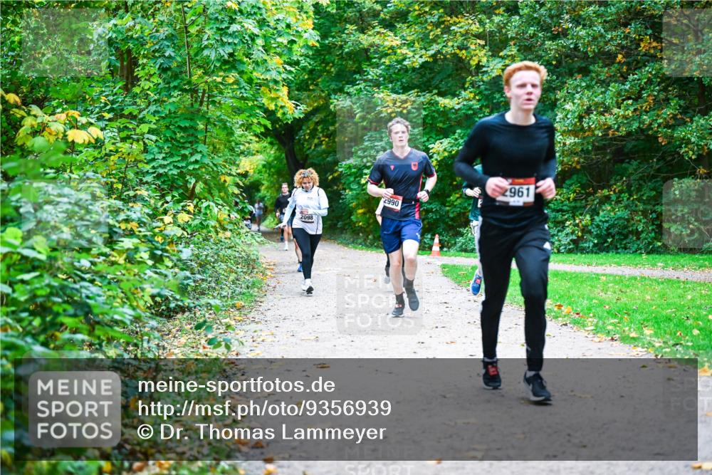 12.10.2025 - Bramfelder Halbmarathon 2025 Dr. Thomas Lammeyer http://msf.ph/oto/9356939 12.10.2025 10:59:18 Laufen 2098, 2990, 2961 meine-sportfotos.de