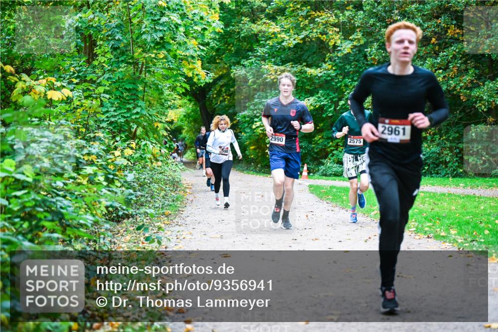 12.10.2025 - Bramfelder Halbmarathon 2025 Dr. Thomas Lammeyer http://msf.ph/oto/9356941 12.10.2025 10:59:18 Laufen 98, 2990, 2575, 2961 meine-sportfotos.de