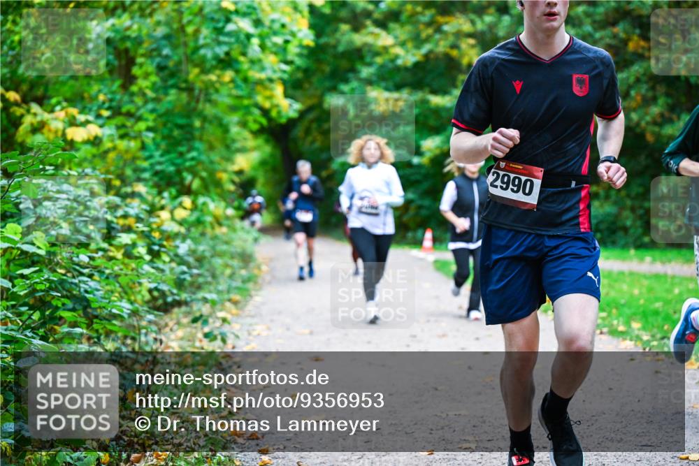 12.10.2025 - Bramfelder Halbmarathon 2025 Dr. Thomas Lammeyer http://msf.ph/oto/9356953 12.10.2025 10:59:20 Laufen 2990 meine-sportfotos.de