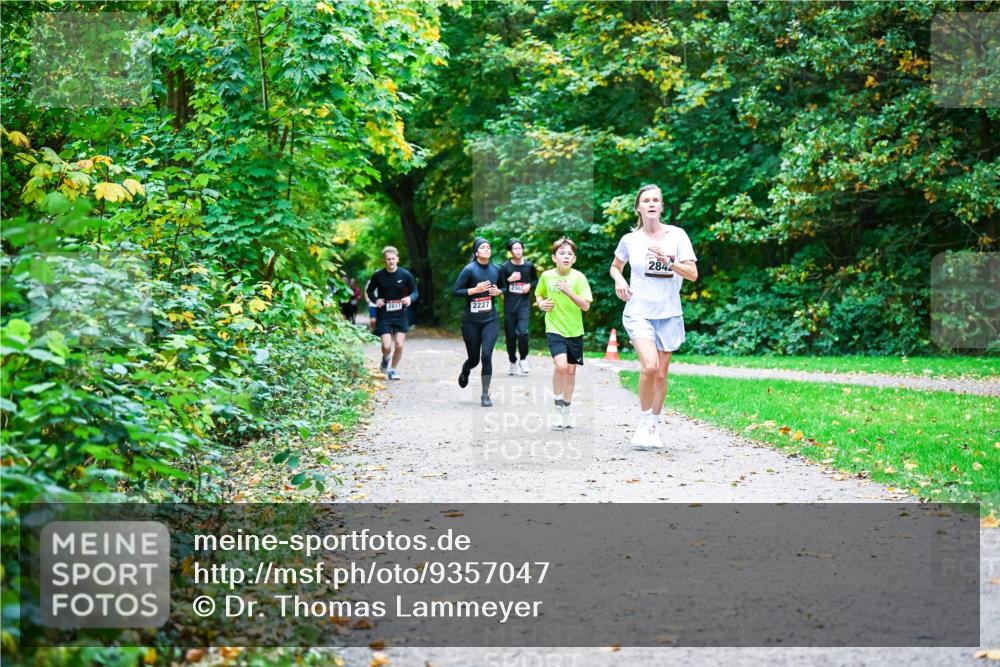 12.10.2025 - Bramfelder Halbmarathon 2025 Dr. Thomas Lammeyer http://msf.ph/oto/9357047 12.10.2025 10:59:36 Laufen 2227, 23600, 2842 meine-sportfotos.de